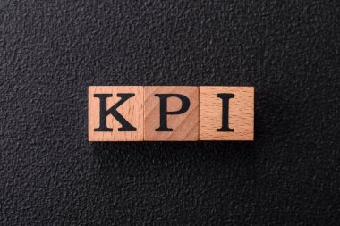 Tahta küplerle KPI Anahtarı Performans Göstergesi, iş konuları için kopyalama alanı olan kavramsal arkaplan
