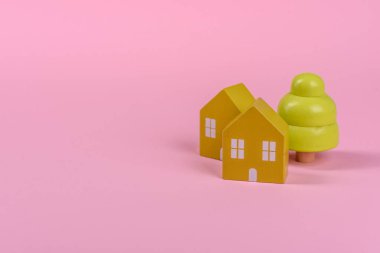 Emlak satın almak, ev kiralamak ya da gayrimenkule yatırım yapmak için kavramsal bir arka plan olarak tahta oyuncak evi