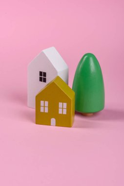 Emlak satın almak, ev kiralamak ya da gayrimenkule yatırım yapmak için kavramsal bir arka plan olarak tahta oyuncak evi