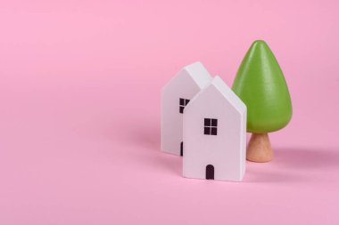 Emlak satın almak, ev kiralamak ya da gayrimenkule yatırım yapmak için kavramsal bir arka plan olarak tahta oyuncak evi