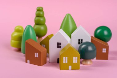 Emlak satın almak, ev kiralamak ya da gayrimenkule yatırım yapmak için kavramsal bir arka plan olarak tahta oyuncak evi