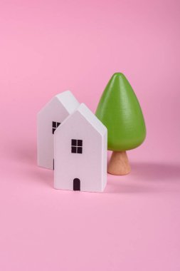 Emlak satın almak, ev kiralamak ya da gayrimenkule yatırım yapmak için kavramsal bir arka plan olarak tahta oyuncak evi