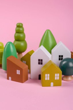 Emlak satın almak, ev kiralamak ya da gayrimenkule yatırım yapmak için kavramsal bir arka plan olarak tahta oyuncak evi