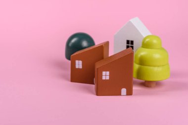 Emlak satın almak, ev kiralamak ya da gayrimenkule yatırım yapmak için kavramsal bir arka plan olarak tahta oyuncak evi