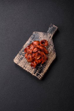 Tuz ve baharatla dilimlenmiş kızarmış sosisler koyu beton arka planda İngiliz kahvaltısı için bir malzeme.