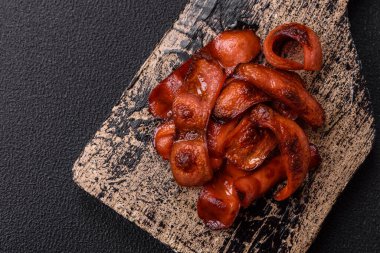 Tuz ve baharatla dilimlenmiş kızarmış sosisler koyu beton arka planda İngiliz kahvaltısı için bir malzeme.