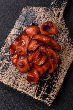 Tuz ve baharatla dilimlenmiş kızarmış sosisler koyu beton arka planda İngiliz kahvaltısı için bir malzeme.