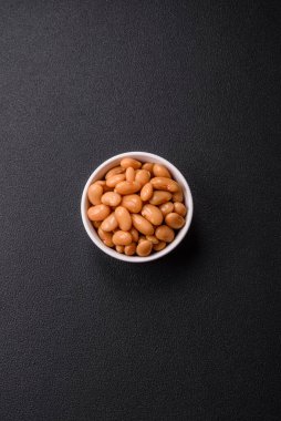 Lezzetli, konserve fasulyeli, domatesli, tuzlu ve baharatlı, yüksek kalorili kahvaltılık.