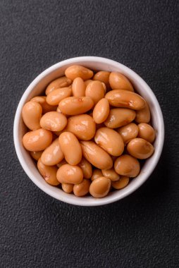 Lezzetli, konserve fasulyeli, domatesli, tuzlu ve baharatlı, yüksek kalorili kahvaltılık.