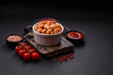 Lezzetli, konserve fasulyeli, domatesli, tuzlu ve baharatlı, yüksek kalorili kahvaltılık.