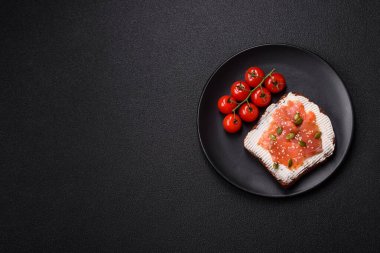 Tost, somon, krem peynir, kabak tohumu ve susam tohumlu sandviç veya bruschetta.