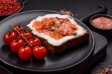 Tost, somon, krem peynir, kabak tohumu ve susam tohumlu sandviç veya bruschetta.