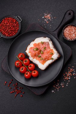 Tost, somon, krem peynir, kabak tohumu ve susam tohumlu sandviç veya bruschetta.