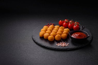 Peynir ya da patates topları tuz, baharat ve otlarla ekilmiş. Fast food, abur cubur