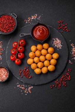 Peynir ya da patates topları tuz, baharat ve otlarla ekilmiş. Fast food, abur cubur