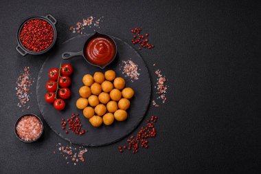 Peynir ya da patates topları tuz, baharat ve otlarla ekilmiş. Fast food, abur cubur