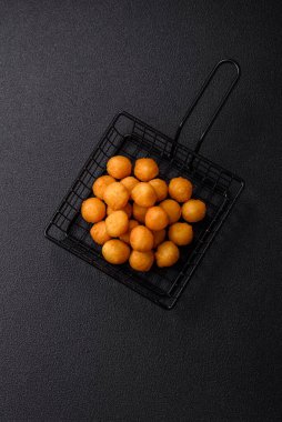 Peynir ya da patates topları tuz, baharat ve otlarla ekilmiş. Fast food, abur cubur