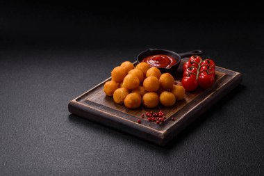 Peynir ya da patates topları tuz, baharat ve otlarla ekilmiş. Fast food, abur cubur