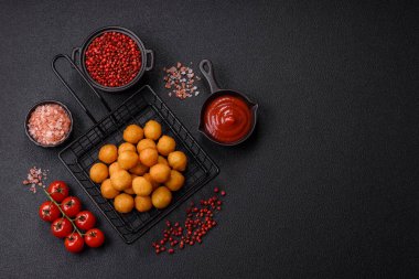 Peynir ya da patates topları tuz, baharat ve otlarla ekilmiş. Fast food, abur cubur