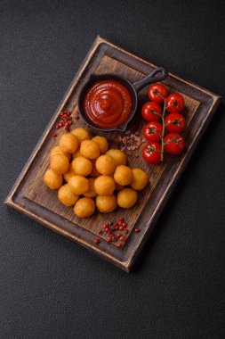 Peynir ya da patates topları tuz, baharat ve otlarla ekilmiş. Fast food, abur cubur