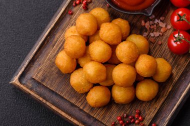 Peynir ya da patates topları tuz, baharat ve otlarla ekilmiş. Fast food, abur cubur