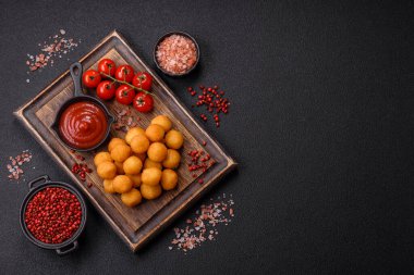 Peynir ya da patates topları tuz, baharat ve otlarla ekilmiş. Fast food, abur cubur