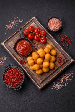 Peynir ya da patates topları tuz, baharat ve otlarla ekilmiş. Fast food, abur cubur