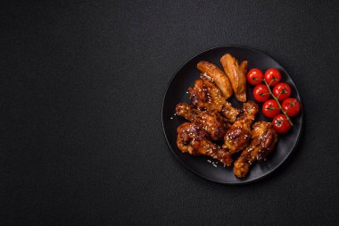 Teriyaki soslu, tuzlu, baharatlı ve susamlı tavuk kanadı.