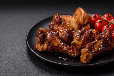 Teriyaki soslu, tuzlu, baharatlı ve susamlı tavuk kanadı.