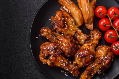 Teriyaki soslu, tuzlu, baharatlı ve susamlı tavuk kanadı.