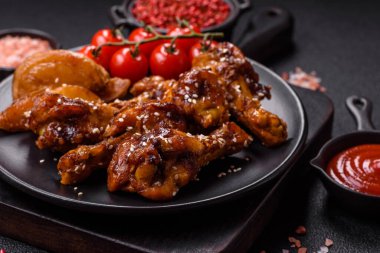 Teriyaki soslu, tuzlu, baharatlı ve susamlı tavuk kanadı.