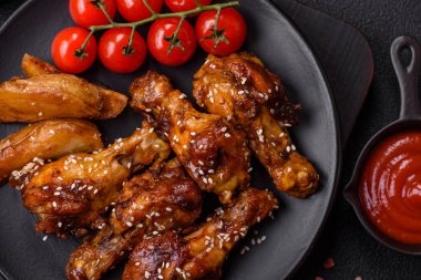 Teriyaki soslu, tuzlu, baharatlı ve susamlı tavuk kanadı.