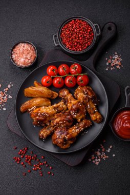 Teriyaki soslu, tuzlu, baharatlı ve susamlı tavuk kanadı.