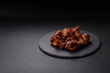 Teriyaki soslu, tuzlu, baharatlı ve susamlı tavuk kanadı.