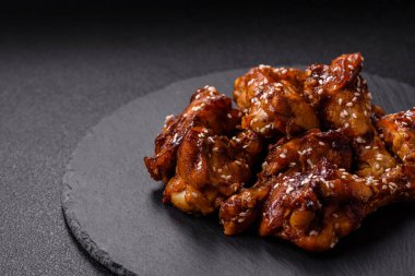 Teriyaki soslu, tuzlu, baharatlı ve susamlı tavuk kanadı.