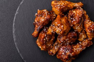 Teriyaki soslu, tuzlu, baharatlı ve susamlı tavuk kanadı.