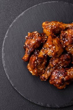 Teriyaki soslu, tuzlu, baharatlı ve susamlı tavuk kanadı.