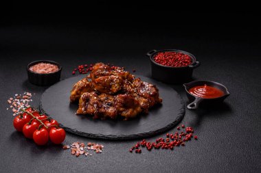 Teriyaki soslu, tuzlu, baharatlı ve susamlı tavuk kanadı.