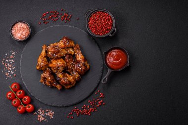 Teriyaki soslu, tuzlu, baharatlı ve susamlı tavuk kanadı.