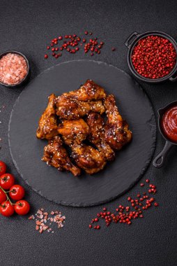 Teriyaki soslu, tuzlu, baharatlı ve susamlı tavuk kanadı.