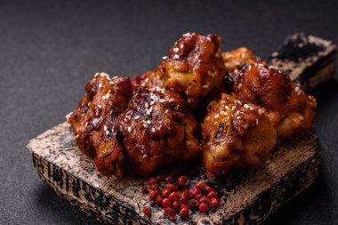 Teriyaki soslu, tuzlu, baharatlı ve susamlı tavuk kanadı.