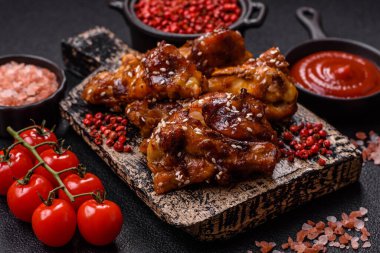 Teriyaki soslu, tuzlu, baharatlı ve susamlı tavuk kanadı.