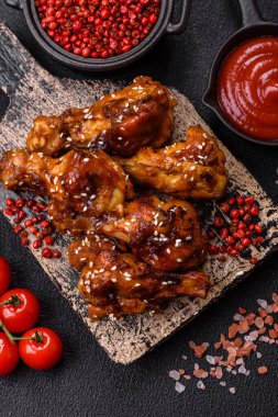 Teriyaki soslu, tuzlu, baharatlı ve susamlı tavuk kanadı.