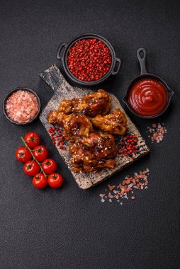 Teriyaki soslu, tuzlu, baharatlı ve susamlı tavuk kanadı.