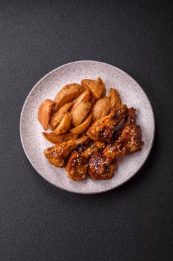 Teriyaki soslu, tuzlu, baharatlı ve susamlı tavuk kanadı.