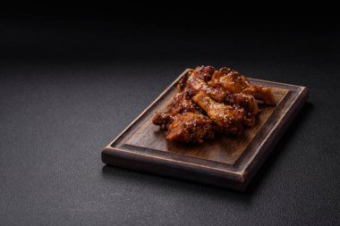 Teriyaki soslu, tuzlu, baharatlı ve susamlı tavuk kanadı.