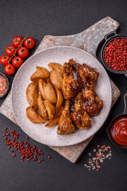 Teriyaki soslu, tuzlu, baharatlı ve susamlı tavuk kanadı.