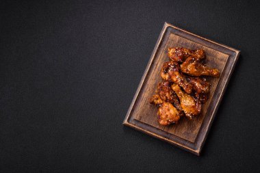 Teriyaki soslu, tuzlu, baharatlı ve susamlı tavuk kanadı.