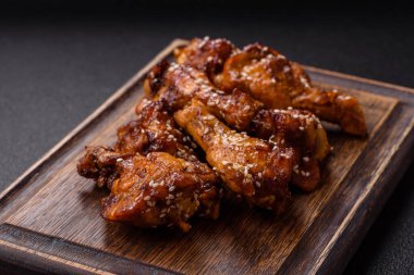 Teriyaki soslu, tuzlu, baharatlı ve susamlı tavuk kanadı.