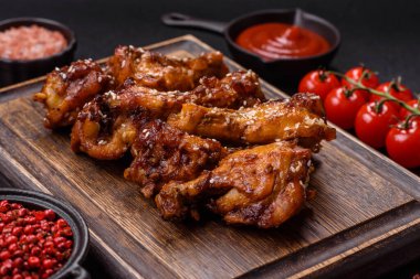 Teriyaki soslu, tuzlu, baharatlı ve susamlı tavuk kanadı.